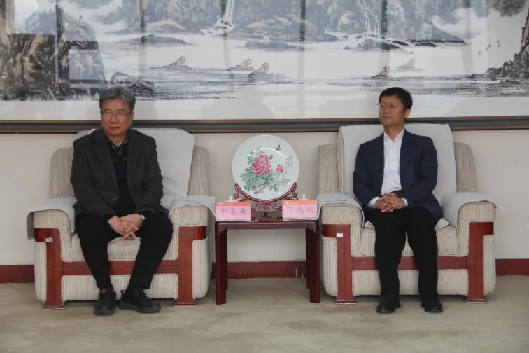 Shandong LANO kooperéiert mam Professer KWAK, Moon Kyu, Ph.D. a Vertrieder Liang Tongho vun der Dongguk Universitéit, Südkorea fir Austausch a Kooperatioun am Beräich vun der Kaméidi Kontroll mat der Shandong Jianzhu Universitéit auszeféieren.